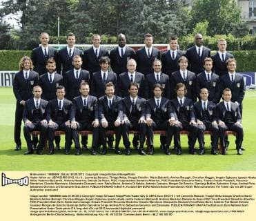 Kader Italien zur UEFA EURO 2012, hi.v.li.: Leonardo Bonucci, Thiago Motta, Giorgio Chiellini, Mario Balotelli, Andrea Barzagli, Christian Maggio, Angelo Ogbonna, Ignazio Abate; Mitte: Federico Balzaretti, Antonio Nocerino, Daniele De Rossi, FIGC Vizepräsident Demetrio Albertini, FIGC Präsident Giancarlo Abete, Trainer Cesare Prandelli, Riccardo Montolivo, Claudio Marchisio, Alessandro Diamanti; vorn: Fabio Borini, Antonio Di Natale, Antonio Cassano, Morgan De Sanctis, Gianluigi Buffon, Salvatore Sirigu, Andrea Pirlo, Sebastian Giovinco und Emanuele Giaccherini