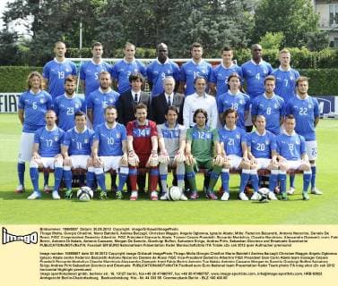 Thiago Motta, Giorgio Chiellini, Mario Balotelli, Andrea Barzagli, Christian Maggio, Angelo Ogbonna, Ignazio Abate; Mitte: Federico Balzaretti, Antonio Nocerino, Daniele De Rossi, FIGC Vizepräsident Demetrio Albertini, FIGC Präsident Giancarlo Abete, Trainer Cesare Prandelli, Riccardo Montolivo, Claudio Marchisio, Alessandro Diamanti; vorn: Fabio Borini, Antonio Di Natale, Antonio Cassano, Morgan De Sanctis, Gianluigi Buffon, Salvatore Sirigu, Andrea Pirlo, Sebastian Giovinco und Emanuele Giaccherini