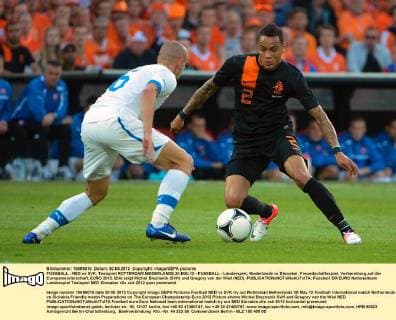 FUSSBALL - NED vs SVK, Testspiel ROTTERDAM,NIEDERLANDE,30.MAI.12 - FUSSBALL - Länderspiel, Niederlande vs Slowakei, Freundschaftsspiel, Vorbereitung auf die Europameisterschaft, EURO 2012. Bild zeigt Michal Breznanik (SVK) und Gregory van der Wiel (NED). 