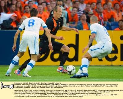 FUSSBALL - NED vs SVK, Testspiel ROTTERDAM,NIEDERLANDE,30.MAI.12 - FUSSBALL - Länderspiel, Niederlande vs Slowakei, Freundschaftsspiel, Vorbereitung auf die Europameisterschaft, EURO 2012. Bild zeigt Dusan Svento (SVK), Arjen Robben (NED) und Michal Breznanik (SVK). 