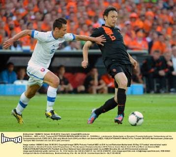 FUSSBALL - NED vs SVK, Testspiel ROTTERDAM,NIEDERLANDE,30.MAI.12 - FUSSBALL - Länderspiel, Niederlande vs Slowakei, Freundschaftsspiel, Vorbereitung auf die Europameisterschaft, EURO 2012. Bild zeigt Marek Cech (SVK) und Mark van Bommel (NED). 