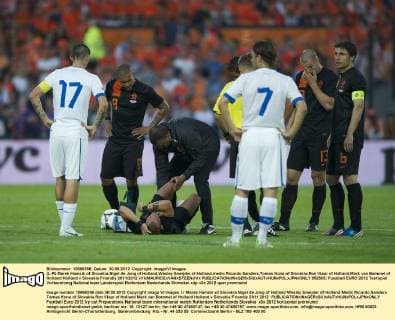 (L-R) Marek Hamsik of Slovakia,Nigel de Jong of Holland,Wesley Sneijder of Holland,medic Ricardo Sanders,Tomas Kona of Slovakia,Ron Vlaar of Holland,Mark van Bommel of Holland Holland v Slovakia Friendly 2011 2012 xVIxMAURICExVANxSTEENxIVx 952563