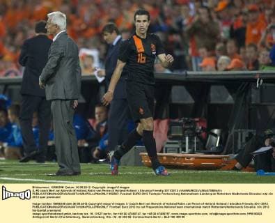 (L-R) coach Bert van Marwijk of Holland,Robin van Persie of Holland Holland v Slovakia Friendly 2011 2012 xVIxMAURICExVANxSTEENxIVx 952567