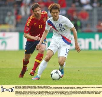 Bern, Herren, Freundschaftsspiel, Spanien - Südkorea Korea, Xabi Alonso (li, Spanien) gegen Ja Cheol Koo (Südkorea) , Zweikampf , Aktion 