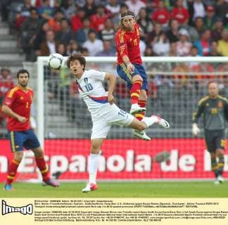Bern, Herren, Freundschaftsspiel, Spanien - Südkorea Korea, Dong Won Ji (li, Südkorea) gegen Sergio Ramos (Spanien) , Zweikampf , Aktion 