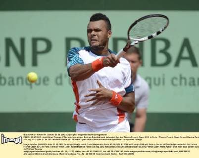 PARIS, 31.05.2012, Jo-Wilfried Tsonga (FRA) wird von einem Arzt am Spielfeldrand behandelt bei den Tennis French Open 2012 in Paris
