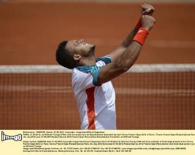 PARIS, 31.05.2012, Jo-Wilfried Tsonga (FRA) wird von einem Arzt am Spielfeldrand behandelt bei den Tennis French Open 2012 in Paris