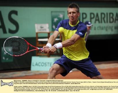 PARIS, 31.05.2012, Jarkko Nieminen (FIN) wird von einem Arzt am Spielfeldrand behandelt bei den Tennis French Open 2012 in Paris