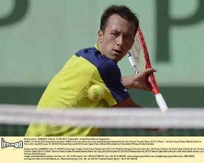 PARIS, 31.05.2012,Philipp Kohlschreiber (GER) wird von einem Arzt am Spielfeldrand behandelt bei den Tennis French Open 2012 in Paris