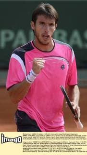 PARIS, 31.05.2012,Leonardo Mayer (ARG) wird von einem Arzt am Spielfeldrand behandelt bei den Tennis French Open 2012 in Paris
