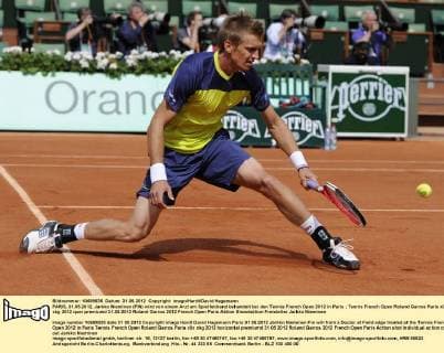 PARIS, 31.05.2012, Jarkko Nieminen (FIN) wird von einem Arzt am Spielfeldrand behandelt bei den Tennis French Open 2012 in Paris