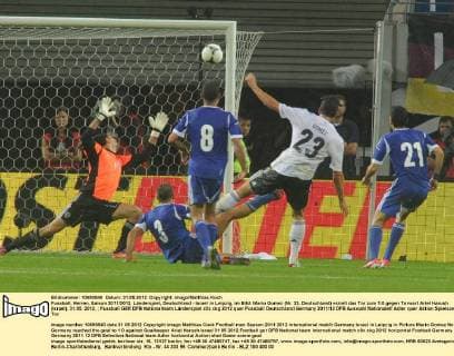 Fussball, Herren, Saison 2011 2012, Länderspiel, Deutschland - Israel in Leipzig, im Bild: Mario Gomez (Nr. 23, Deutschland) erzielt das Tor zum 1:0 gegen Torwart Ariel Harush (Israel), 31.05. 2012,