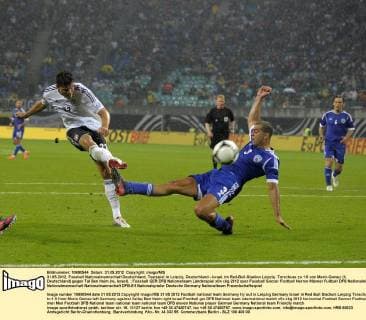 31.05.2012, Fussball Nationalmannschaft Deutschland, Testspiel in Leipzig, Deutschland - Israel, im Red-Bull-Stadion Leipzig. Torschuss zu 1:0 von Mario Gomez (li, Deutschland) gegen Tal Ben Haim (re, Israel).