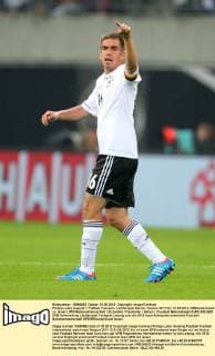 Philipp Lahm zeigend Fußball Fussball Länderspiel Herren Saison 2011 12 31.05.2012 BRDeutschland vs. Israel DFB Nationalmannschaft Einzelbild Freisteller Aktion