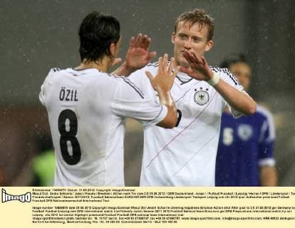 Mesut Özil, Andre Schürrle Jubel Freude Emotion Aktion nach Tor zum 2:0 31.05.2012 GER Deutschland - Israel Fußball Fussball Leipzig Herren DFB Länderspiel Test Freundschaftsspiel Saison 2011 2012