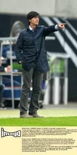 Trainer Joachim Löw zeigend Fußball Fussball Länderspiel Herren Saison 2011 12 31.05.2012 BRDeutschland vs. Israel DFB Nationalmannschaft Einzelbild Freisteller Aktion