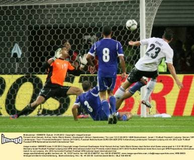 Torwart Ariel Harush, Avihay Yadin, Mario Gomez Zweikampf Aktion Spielszene Tor zum 1:0 31.05.2012 GER Deutschland - Israel Fußball Fussball Leipzig Herren DFB Länderspiel Test Freundschaftsspiel Saison 2011 2012