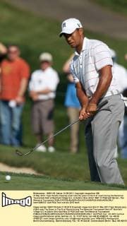 31 May 2012: Tiger Woods chipping a ball onto the green in the first round during the Memorial Tournament held at Muirfield Village G.C. in Dublin, Ohio. GOLF: MAY 31 PGA Golf Herren - The Memorial Tournament Icon12060137 EDITORIAL USE ONLY
