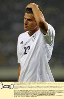 Leipzig,31.05.2012; Fußball-Herren-A-Nationalmannschaft Deutschland: Israel 2-0 in der Red-Bull Arena in Leipzig. Mario Gomez (GER) fährt sich durch seine Haare Fussball,Herren,Männer,Nationalmannschaft,Länderspiel,DFB,Freundschaftsspiel,Aktion,Blick,Hand,Arm,Haare,Frisur,hoch