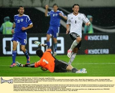 Fußball Länderspiel Deutschland - Israel am 31.05.2012 im Zentralstadion in Leipzig Ariel Harush ( Israel ), links - Mesut Özil ( Deutschland ), rechts