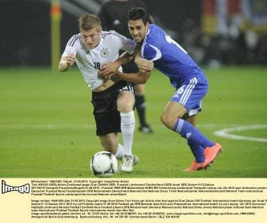 Toni KROOS (GER),Aktion,Zweikampf gegen Eran ZAHAVI (ISR). Fussball Länderspiel Deutschland (GER)-Israel (ISR).Saison11 12,Saison 2011 2012,Testspiel,Freundschaftsspiel.31.05.2012.