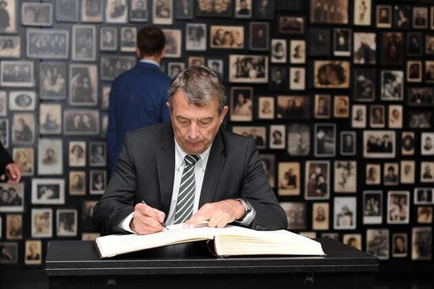 DFB Delegation besucht die Gedenkstätte Auschwitz-Birkenau am 01.06.2012 DFB-Präsident Wolfgang Niersbach gedenkt mit einem Eintrag ins Buch von Auschwitz an die Opfer des Nazi-Regimes.