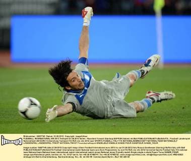 FUSSBALL INTERNATIONAL EM 2012 Testspiel 01.06.2012 Italien - Russland Torwart Gianluigi BUFFON (Italien) mit Ball 