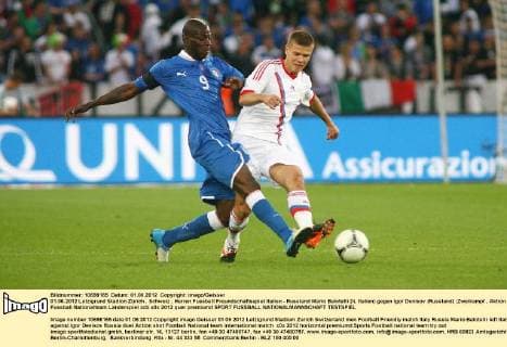 01.06.2012 Letzigrund Stadion Zürich , Schweiz , Herren Fussball Freundschaftsspiel Italien - Russland Mario Balotelli (li, Italien) gegen Igor Denisov (Russland) ;Zweikampf , Aktion 