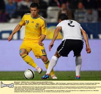 FUSSBALL - AUT vs UKR, Testspiel INNSBRUCK,AUSTRIA,01.JUN.12 - FUSSBALL - ÖFB Trainingslager, Länderspiel, Österreich vs Ukraine, Freundschaftsspiel. Bild zeigt Yevgen Konoplianka (UKR) und György Garics (AUT). 