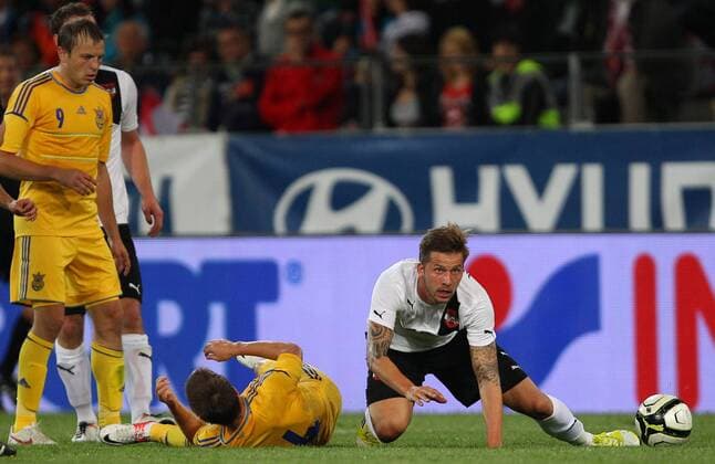 FUSSBALL - AUT vs UKR, Testspiel INNSBRUCK,AUSTRIA,01.JUN.12 - FUSSBALL - ÖFB Trainingslager, Länderspiel, Österreich vs Ukraine, Freundschaftsspiel. Bild zeigt Oleg Gusiev, Ruslan Rotan (UKR) und Guido Burgstaller (AUT). 