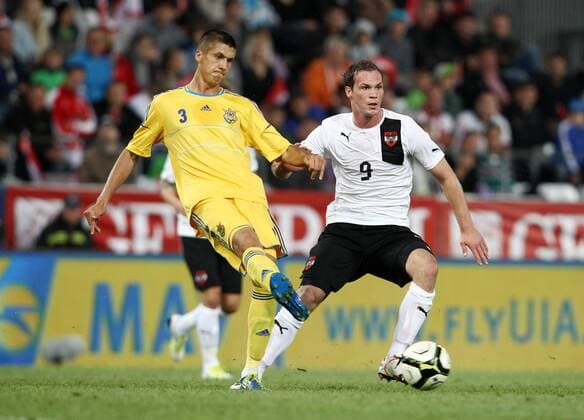FUSSBALL - AUT vs UKR, Testspiel INNSBRUCK,AUSTRIA,01.JUN.12 - FUSSBALL - ÖFB Trainingslager, Länderspiel, Österreich vs Ukraine, Freundschaftsspiel. Bild zeigt Yevgen Khacheridi (UKR) und Patrick Buerger (AUT). 