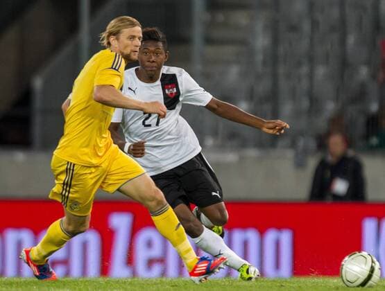 01.06.2012, Tivoli, Innsbruck, AUT, UEFA EURO 2012, Testspiel, Österreich vs Ukraine, im Bild Bayern Spieler unter sich Anatoliy Tymoshchuk, (UKR, 04) vs David Alaba, (AUT, 27)