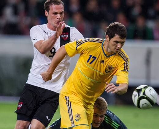 01.06.2012, Tivoli, Innsbruck, AUT, UEFA EURO 2012, Testspiel, Österreich vs Ukraine, im Bild Patrick Buerger, (AUT, 09), Taras Mikhalik, (UKR, 17), Maxym Koval, (UKR, 01)