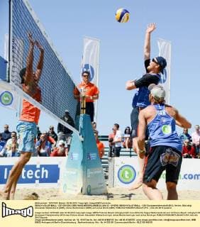 BEACH VOLLEYBALL - CEV EM 2012 DEN HAAG,NIEDERLANDE,02.JUN.12 - DIVERS, BEACHVOLLEYBALL - CEV Europameisterschaft 2012, Herren. Bild zeigt Alexander Walkenhorst (GER), Jonas Reckermann (GER) und Julius Brink (GER). 