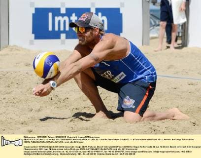 BEACH VOLLEYBALL - CEV EM 2012 DEN HAAG,NIEDERLANDE,02.JUN.12 - DIVERS, BEACHVOLLEYBALL - CEV Europameisterschaft 2012, Herren. Bild zeigt Julius Brink (GER). 