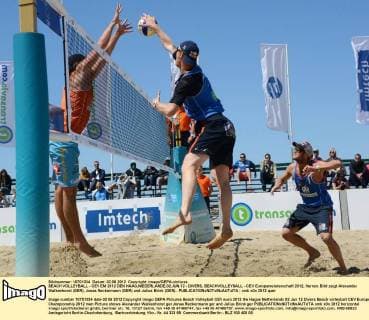 BEACH VOLLEYBALL - CEV EM 2012 DEN HAAG,NIEDERLANDE,02.JUN.12 - DIVERS, BEACHVOLLEYBALL - CEV Europameisterschaft 2012, Herren. Bild zeigt Alexander Walkenhorst (GER), Jonas Reckermann (GER) und Julius Brink (GER).. 