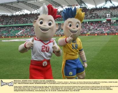 02.06.2012 WARSZAWA ULICA LAZIENKOWSKA STADION PEPSI ARENA - Poland vs. Andorra - Slavek (li.) und Slavko, Maskottchen der EURO 2012 ( FOOTBALL GAME POLAND CUP )  20120602CSMT8001