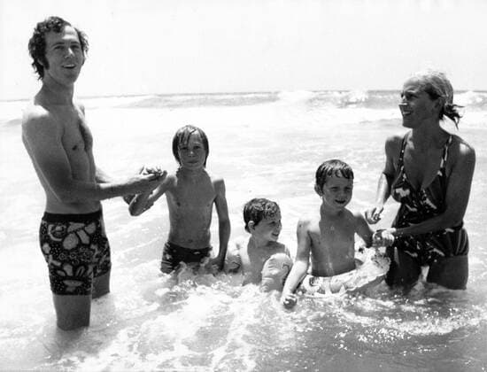Franz Beckenbauer (BR Deutschland FC Bayern München) badet mit Frau Brigitte und den Söhnen Thomas, Michael und Stephan bei Tel Aviv im Meer