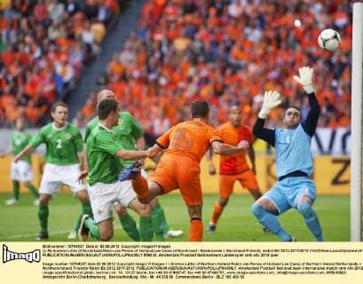 (L-R) Andrew Little of Nordirland,Robin van Persie of Holland,Lee Camp of Nordirland - Niederlande v Nordirland Friendly match EK 2012 2011 2012 xVIxWillemxJanxDijkdrentxIVx 956034
