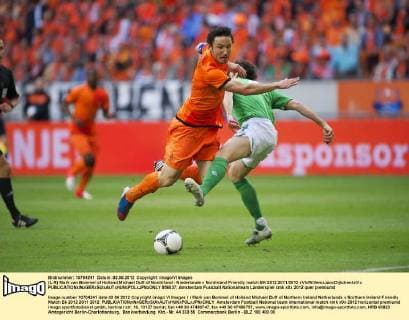 (L-R) Mark van Bommel of Holland,Michael Duff of Nordirland - Niederlande v Nordirland Friendly match EK 2012 2011 2012 xVIxWillemxJanxDijkdrentxIVx 956037