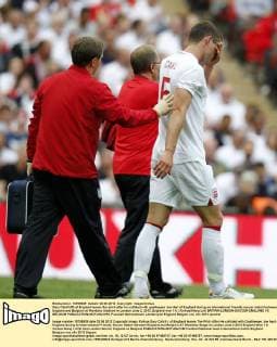 Gary Cahill (R) of England leaves the pitch after he collided with goalkeeper Joe Hart of England during an international friendly soccer match between England and Belgium at Wembley Stadium in London June 2, 2012. England won 1-0. (Xinhua Wang Lili) BRITAIN-LONDON-SOCCER-ENGLAND VS BELGIUM 