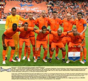 FUSSBALL - Testspiel AMSTERDAM,NIEDERLANDE,02.JUN.12 - FUSSBALL - Länderspiel, Niederlande, Freundschaftsspiel, Vorbereitung auf die Europameisterschaft, EURO 2012. Bild zeigt die Mannschaft von NED mit, Maarten Stekelenburg, John Heitinga, Ron Vlaar, Robin van Persie, Arjen Robben, Mark van Bommel (hinten von links), Jetro Willems, Gregory van der Wiel , Ibrahim Afellay, Nigel de Jong und Wesley Sneijder (NED vorne von links). Keyword: Mannschaftsfoto.