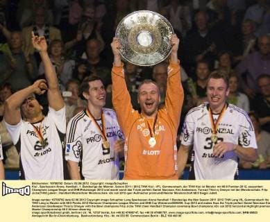 Kiel , Sparkassen Arena, Handball, 1. Bundesliga der Männer, Saison 2011 2012,THW Kiel - VFL Gummersbach, der THW Kiel ist Meister mit 68:0 Punkten 2012, ausserdem Champions League Sieger und DHB Pokalsieger 2012 und macht somit das Triple perfekt, Daniel Narcisse, Kim Andersson, Torwart Thierry Omeyer mit der Meisterschale. Filip Jicha(THW) jubeln