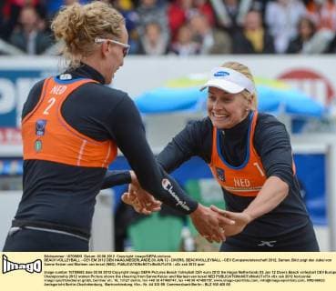 BEACH VOLLEYBALL - CEV EM 2012 DEN HAAG,NIEDERLANDE,03.JUN.12 - DIVERS, BEACHVOLLEYBALL - CEV Europameisterschaft 2012, Damen. Bild zeigt den Jubel von Sanne Keizer und Marleen van Iersel (NED). 