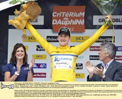 Luke DURBRIDGE ( AUS Orica - GreenEdge ) gewinnt den Prolog zum Criterium du Dauphine in Grenoble und übernimmt das gelbe Trikot des Führenden in der Rundfahrt - Podium - Siegerehrung - Jubel - Freude - Emotionen - quer - Event: Criterium du Dauphine - Prolog - 5.7 km - Location: Grenoble - Frankreich - Europa - Datum: 03.06.2012 - Contact