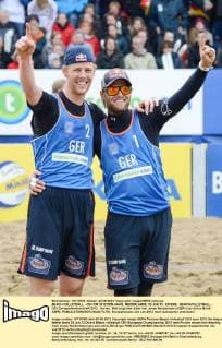 BEACH VOLLEYBALL - CEV EM 2012 DEN HAAG, NIEDERLANDE, 03.JUN.12 - DIVERS, BEACHVOLLEYBALL - CEV Europameisterschaft 2012, Herren. Bild zeigt den Jubel von Jonas Reckermann (GER) und Julius Brink (GER). 