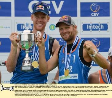 BEACH VOLLEYBALL - CEV EM 2012 DEN HAAG, NIEDERLANDE, 03.JUN.12 - DIVERS, BEACHVOLLEYBALL - CEV Europameisterschaft 2012, Herren, Siegerehrung. Bild zeigt Jonas Reckermann und Julius Brink (GER). Keywords: Pokal, Trophäe. 