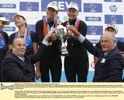 (L-R) Jan Hronek Vice President CEV,Sanne Keizer,Marleen van Iersel,NETHERLANDS,gold medal,Hans Nieukerke,President Dutch Volleybal Federation EK Beachvolleybal Den Haag EK Beachvolleybal 2012 xVIxPimxWaslanderxIVx 957062