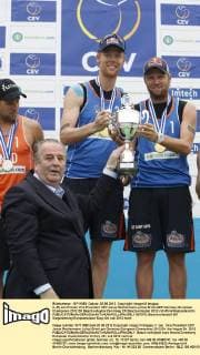 (L-R) Jan Hronek Vice President CEV,Jonas Reckermann,Julius Brink,GER Germany European Champions 2012 EK Beachvolleybal Den Haag EK Beachvolleybal 2012 xVIxPimxWaslanderxIVx 957075