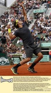 French Open 2012, Roland Garros, Paris, ITF Grand Slam Tennis Tournament, Roger Federer (SUI), Aufschlag, Service, Aktion, Einzelbild,